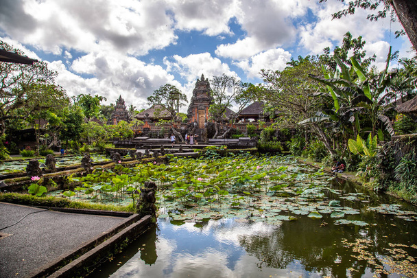 Temple Ubud avec étang à Bali Indonésie
 - Photo, image