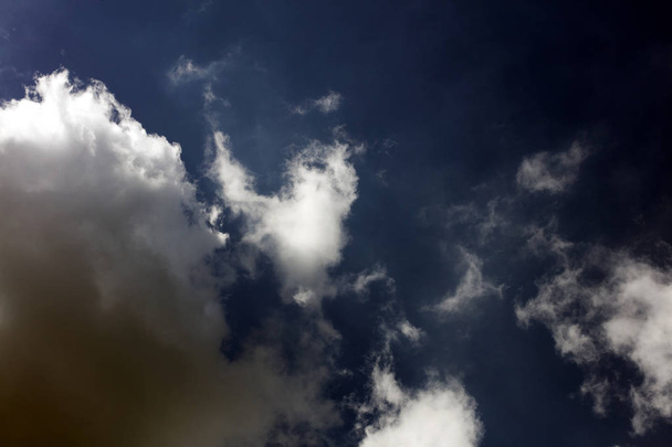 Tormentoso cielo oscuro con nubes impulsar viaje cincuenta megapíxeles impresiones
 - Foto, imagen