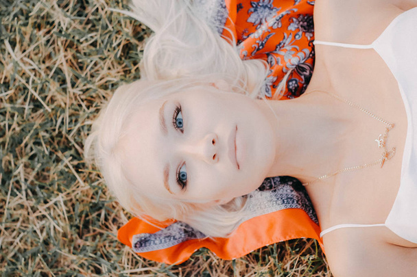 Piękna blondynka na trawie - Zdjęcie, obraz