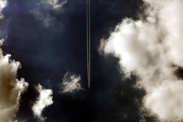 Bulutları ile Fırtınalı karanlık gökyüzü yolculuk elli megapiksel baskılar artırmak - Fotoğraf, Görsel
