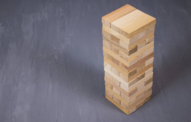 houten blokken toren spel. planning, strategie en risico voor Business en Finance. geïsoleerde achtergrond - Foto, afbeelding