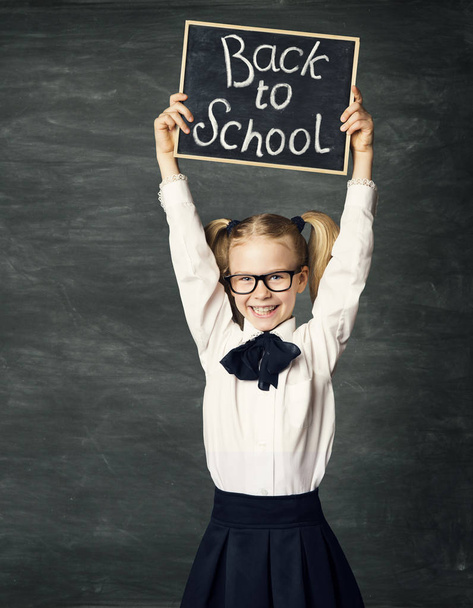 Σχολείο παιδί κρατώντας μαυροπίνακα με κιμωλία κλήρωση, επιστροφή στο σχολείο - Φωτογραφία, εικόνα