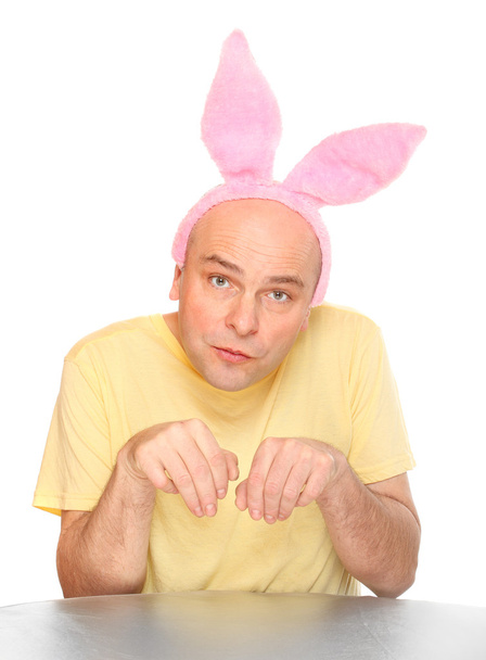 Imagen divertida de un hombre feliz con orejas de conejo rosa
 - Foto, Imagen