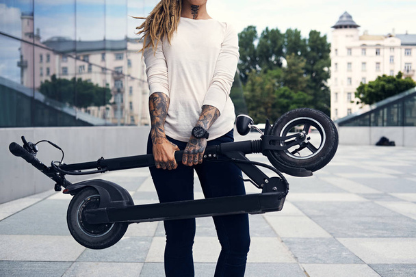 Портрет привабливої дівчини з електро скутером
 - Фото, зображення