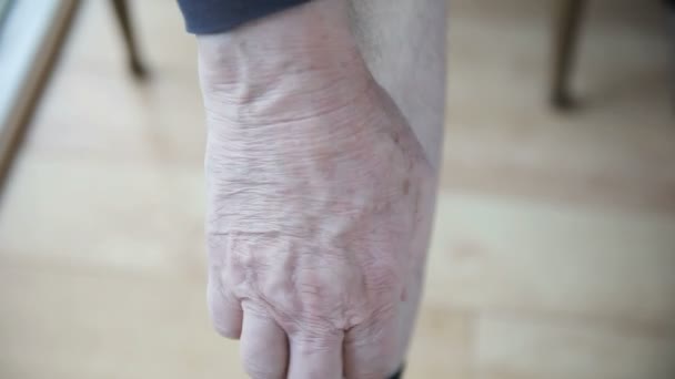 Homem mais velho coça uma coceira persistente
 - Filmagem, Vídeo