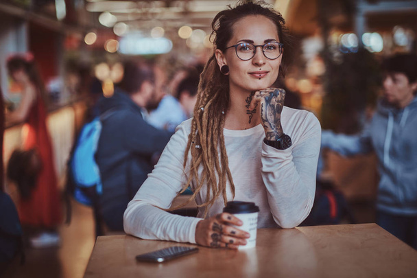 Portrait de jolie jeune femme avec tasse de café
 - Photo, image