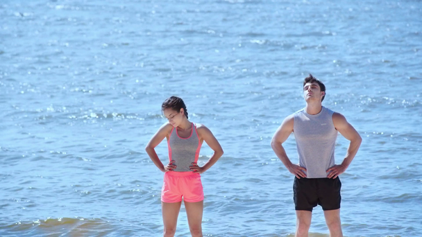 jovem homem e mulher em sportswear formação na praia juntos
 - Filmagem, Vídeo
