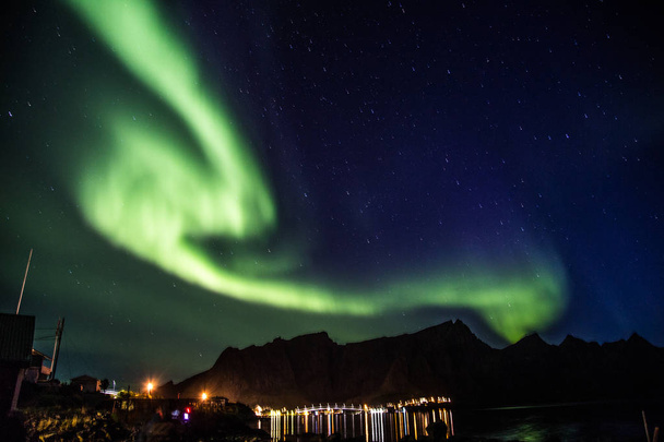 Severní světélka nad Reinem na Lofotenské ostrovy v Norsku - Fotografie, Obrázek