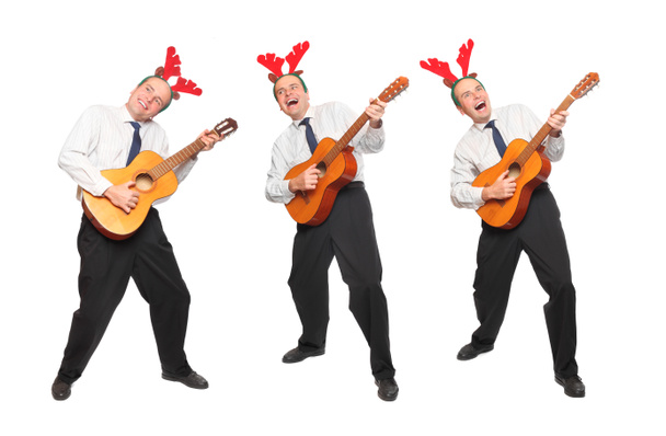 τρελό μουσικούς στην επιχείρηση ταιριάζουν με κιθάρα τραγούδι. Χριστούγεννα και Πρωτοχρονιά κόμμα έννοια. - Φωτογραφία, εικόνα