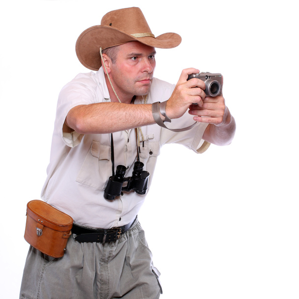 φωτογράφος με κάμερα ντυμένος με κοστούμι σαφάρι. στούντιο πυροβόλησε απομονωθεί σε λευκό - Φωτογραφία, εικόνα