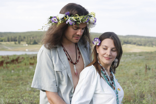 Nettes Hippie-Paar umarmt - Foto, Bild