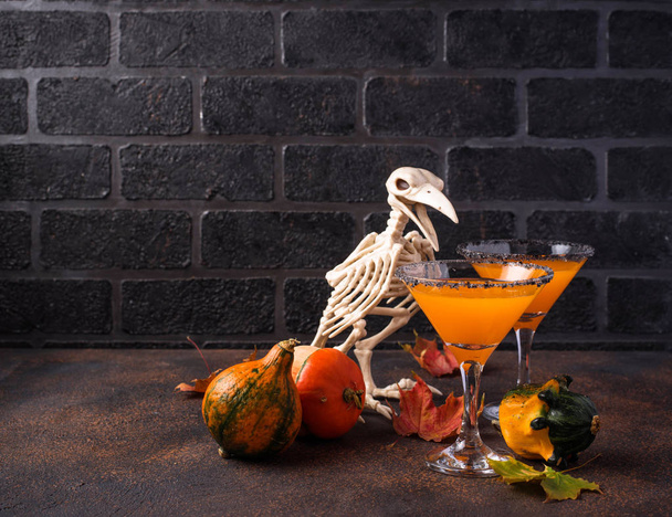 Halloween pić koktajl martini dyni - Zdjęcie, obraz