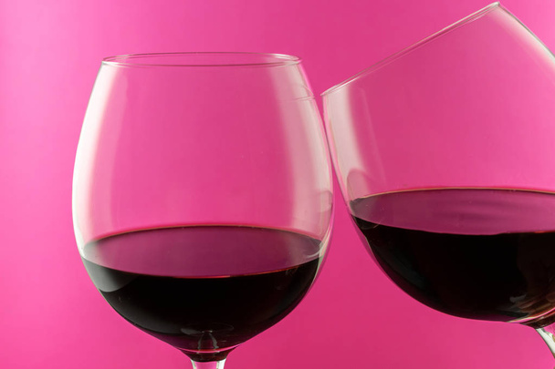 Рожеве вино в келихах для вина ізольоване на рожевому фоні. Використовуйте для ресторанного кафе. Концепція вина
.  - Фото, зображення
