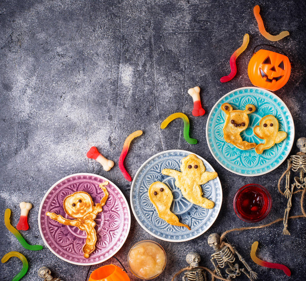 Halloween kreativer Leckerbissen Geisterpfannkuchen - Foto, Bild