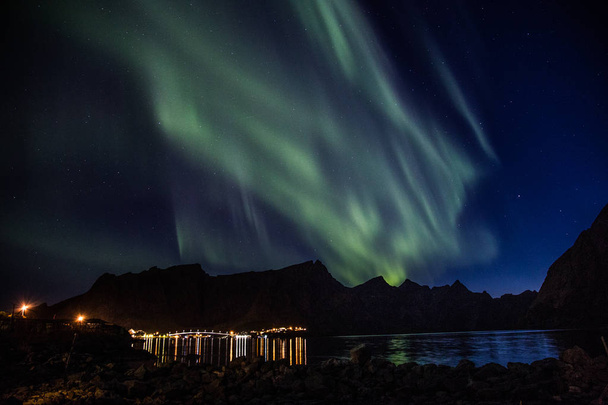 Luzes do norte acima de Reine em ilhas Lofoten na Noruega
 - Foto, Imagem