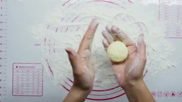トップビュー:女性の手がおいしいチーズケーキを調理し、生地、カッテージチーズ、小麦粉からフォーム - 映像、動画