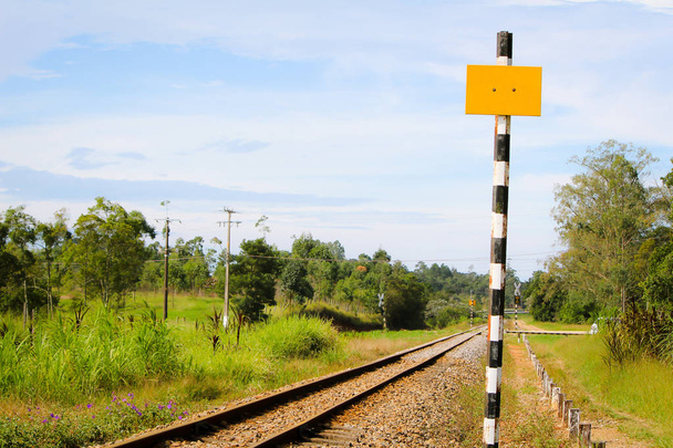 Obraz krzywej na torze kolejowym w południowej Brazylii - Zdjęcie, obraz