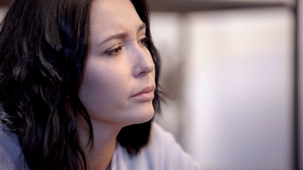 γυναίκα κλάμα και σκούπισμα δάκρυα με χάρτινη χαρτοπετσέτα  - Πλάνα, βίντεο
