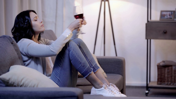 vista lateral de la mujer bebiendo de copa de vino
 - Imágenes, Vídeo
