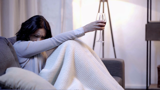Widok z boku kobiety picia z kieliszek do wina - Materiał filmowy, wideo