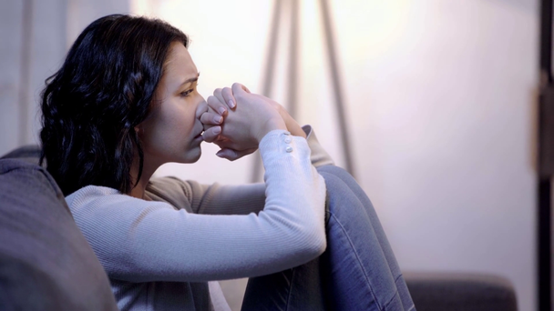 Zijaanzicht van vrouw huilen in appartement  - Video