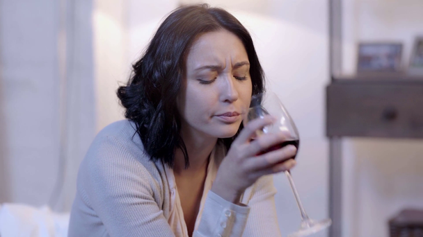 Verärgerte und attraktive Frau trinkt Wein  - Filmmaterial, Video