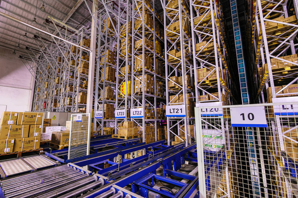 BEIJING, CHINA - JUNE 03, 2019: Modern automation of warehouse production in China. - Foto, imagen
