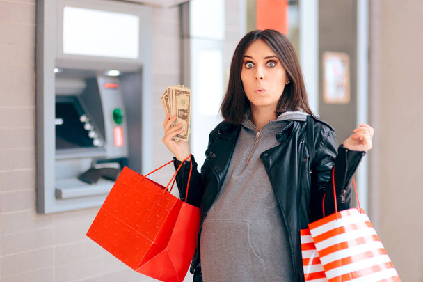 Wesoły Kobieta w ciąży Holding pieniądze w ATM - Zdjęcie, obraz