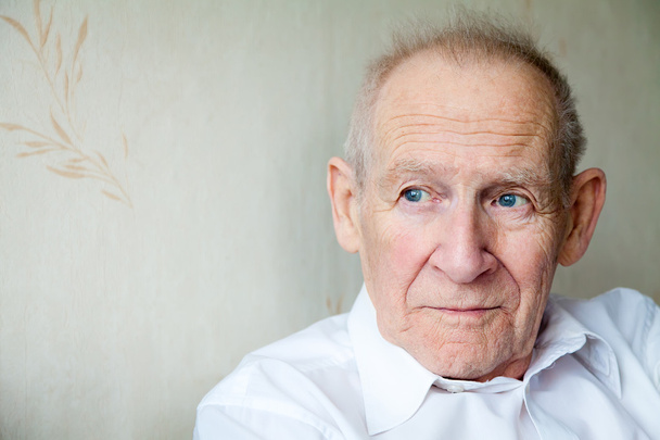 Nahaufnahme Porträt eines nachdenklichen Seniors - Foto, Bild
