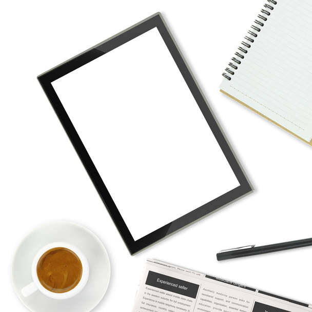 Tablet PC, taza de café y otros artículos de oficina sobre fondo blanco
 - Foto, Imagen