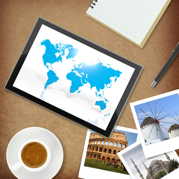 Tablette avec carte du monde et des photos de lieux célèbres
 - Photo, image