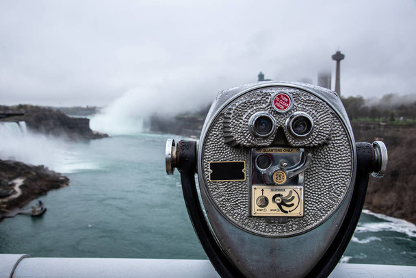 Verrekijker die naar Niagara Falls wijst - Foto, afbeelding