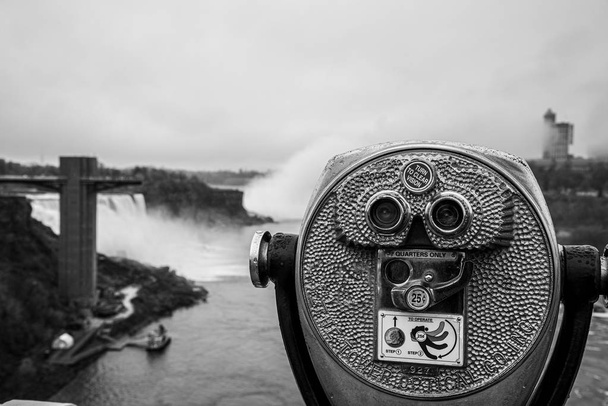 Binoculars pointing at Niagara falls - Photo, Image