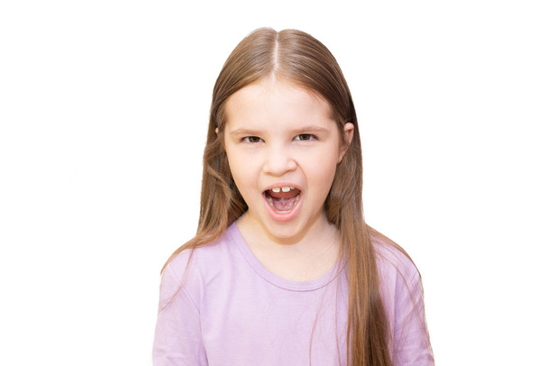 A menina grita, com um olhar maligno. É isolado em um fundo branco
 - Foto, Imagem