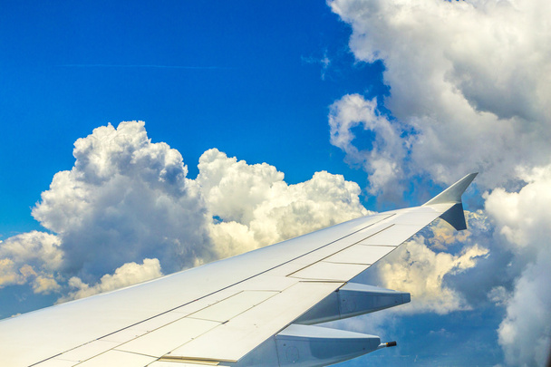 Avion volant dans le ciel avec des nuages - Photo, image