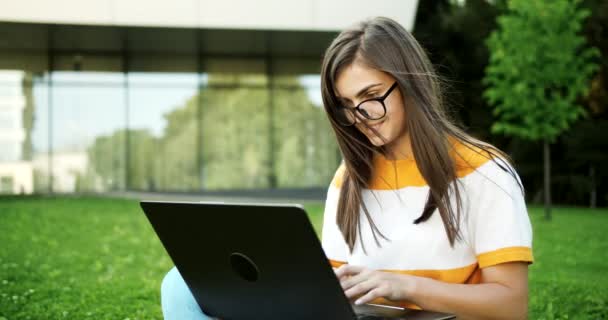 Woman with Laptop Working Outdoors - Video, Çekim
