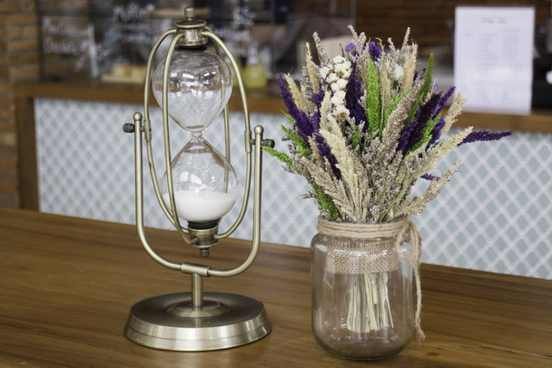 Букет з міні квітів на столі
 - Фото, зображення