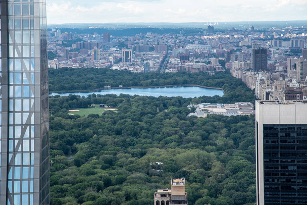 Olhando para o norte a partir do topo do centro de Manhattan (NYC, EUA
) - Foto, Imagem