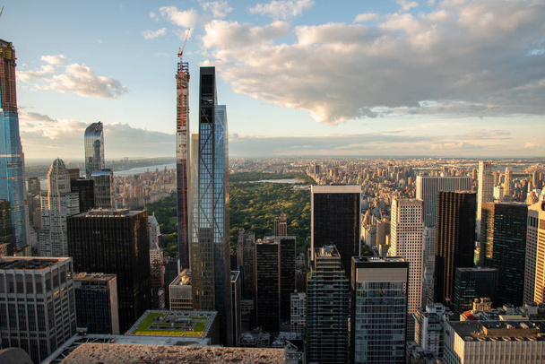 Mirando hacia el norte desde el centro de Manhattan (Nueva York, Estados Unidos)
) - Foto, imagen