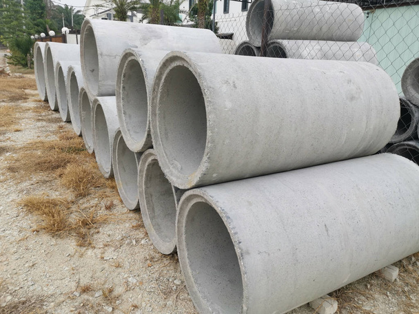 огромная бетонная цилиндрическая скважина на строительной площадке
 - Фото, изображение