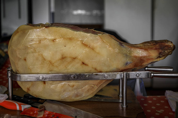 Az egész csontos sonka combja a montenegrói Njeguski prsut pácolt sonka és szeletelt csomagolt hús az a piac Kotor Montenegróban - Fotó, kép