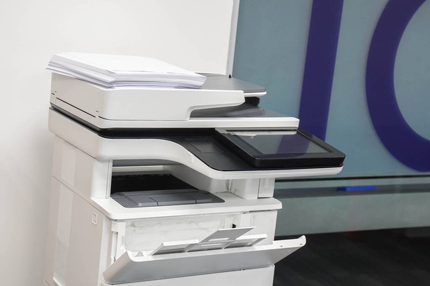 Multifunkční kancelářskou laserovou tiskárnu s bílým papírovým zásobníkem pro skenování a tisk dokumentů na pracovišti - Fotografie, Obrázek