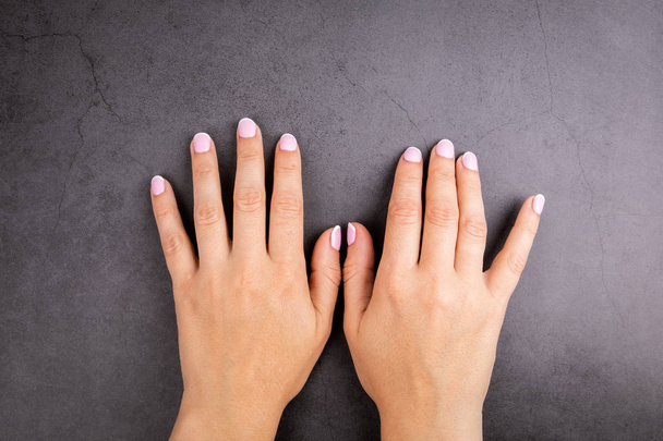 Mains de femmes avec manucure soignée
 - Photo, image