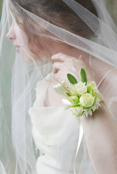 Wie man Handgelenkkorsage für Braut mit Rosen- und Eustoma-Flowe herstellt - Foto, Bild