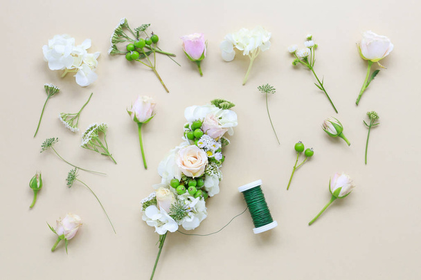 How to make wedding wreath (or flower crown) with roses, hortens - Φωτογραφία, εικόνα