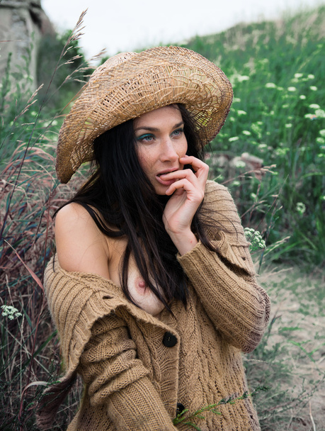 Emotional nude woman in straw hat - Foto, afbeelding