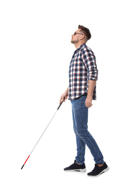 Τυφλός σε σκούρα γυαλιά με περπάτημα μπαστούνι σε λευκό φόντο - Φωτογραφία, εικόνα
