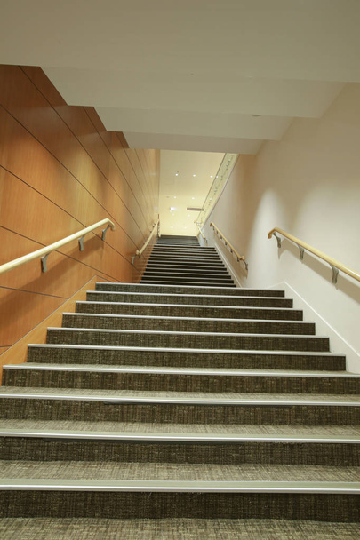 uma escada com madeira de aço - Arquitetura moderna interior
 - Foto, Imagem