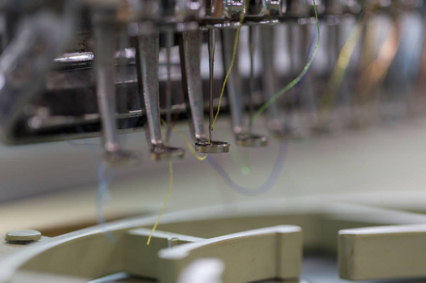 Вышивка машинная игла в текстильной промышленности у швейных производителей, игла для вышивки, игла с нитью (выборочный фокус и мягкий фокус
) - Фото, изображение