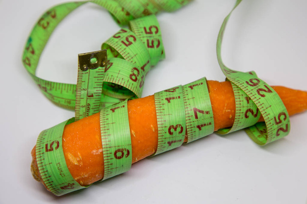size matters concept, Zanahoria con cinta métrica
 - Foto, imagen